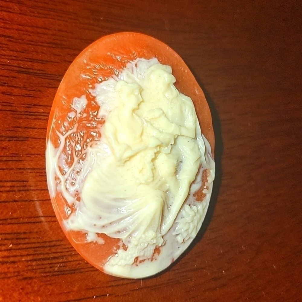 CAMEO Couple Lovers Brooch Vintage Cream and Apricot Colors